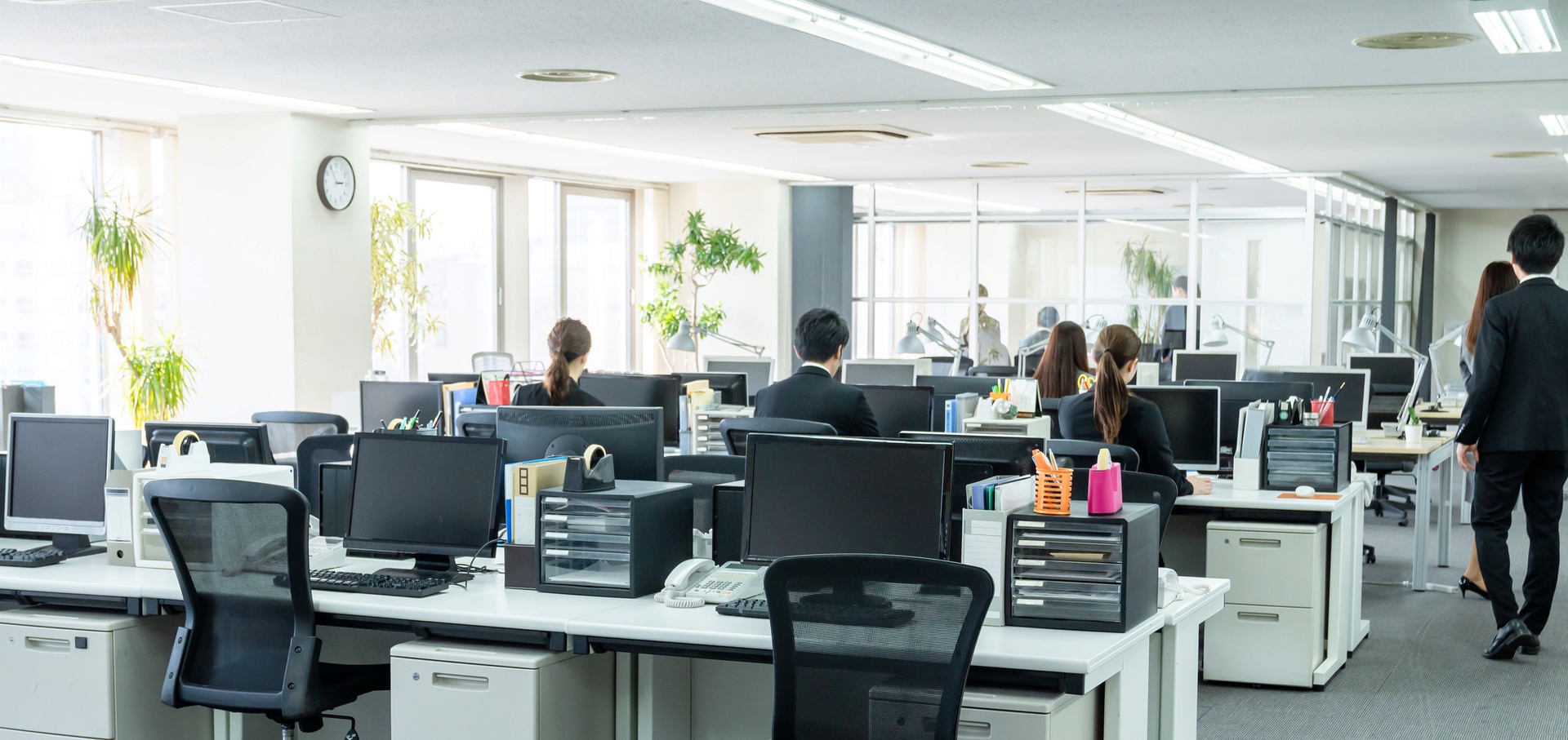 オフィスの作業風景